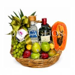 Diseño con fruta acompañado con Tequila 1800 Blanco y Buchanans