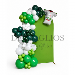 Mampara con girnalda de globos con figuras de balones y camisa en globo metalico