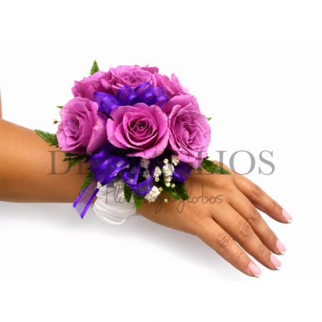 Corsage elaorado con mini rosa lila y liston morado