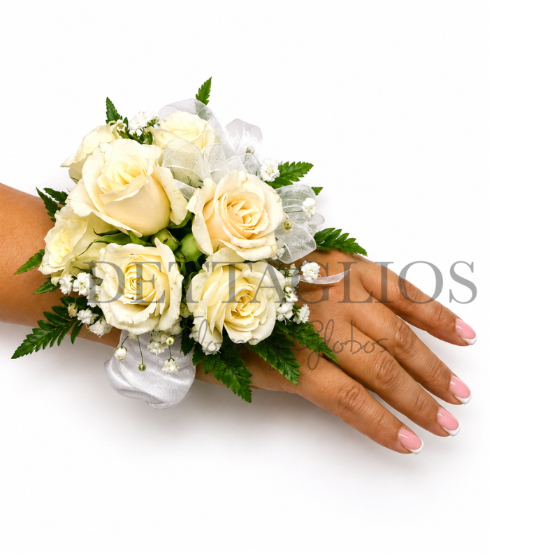 Corsage elaorado con mini rosa blanca  y liston blanco
