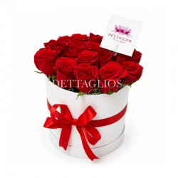 Exquisito diseño floral con rosas en base de cilindro